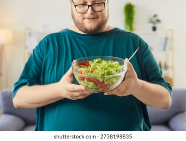 Homme tenant un bol de salade composée