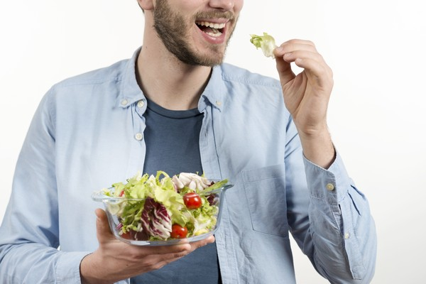 Homme dégustant une salade variée